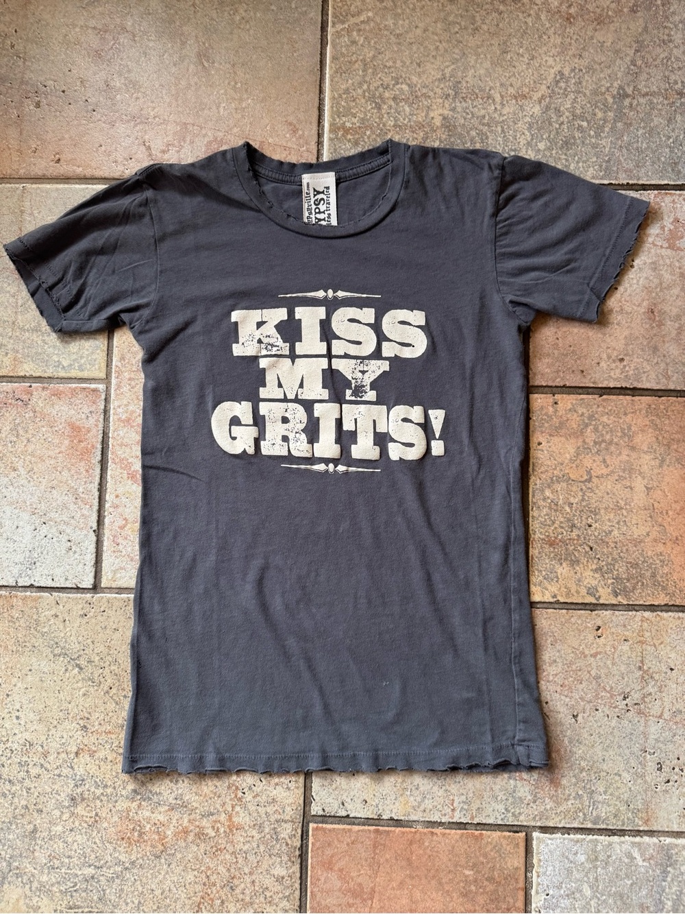 Junk Gypsy Gray Kiss My Grits Short Sleeve Graphic Tee Shirt Size Small